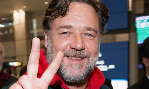 Рассел Кроу наблюдает за Еленой Рыбакиной в финале Australian Open-2023. Фото