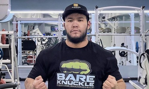 «Казахский титан» разорвал 365-страничный календарь. Видео