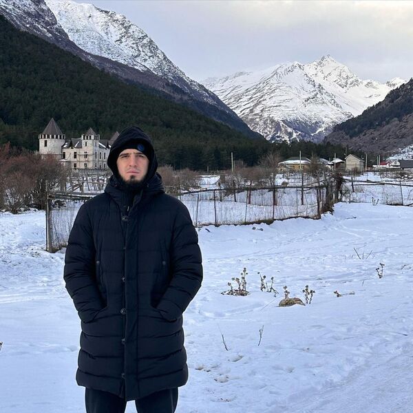 Махачев показал фото живописной локации, где готовится к титульному бою с Волкановски