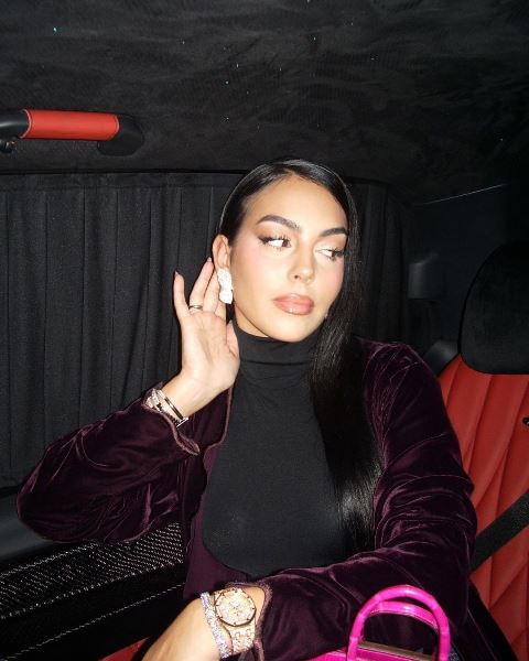 Девушка Роналду сексуально выгнулась в машине и показала свою пышную грудь после ЧМ-2022. Фото