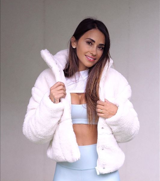 «Самая красивая женщина в мире». Жена Месси похвасталась упругой грудью третьего размера после ЧМ-2022. Фото