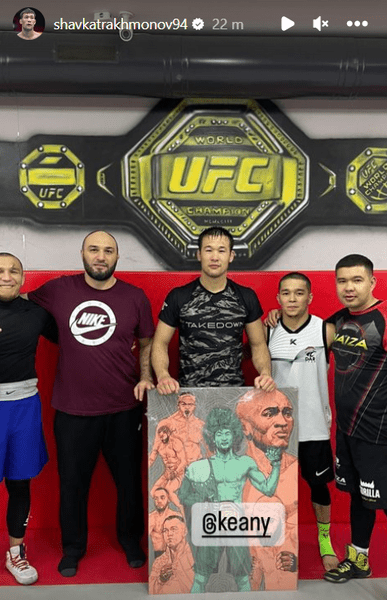 Шавкат Рахмонов получил подарок от фаната. Фото