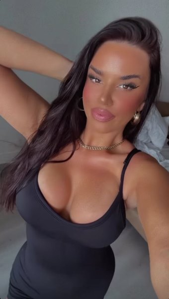 Самая горячая болельщица ЧМ-2022 очаровала своими формами в обтягивающем платье. Фото