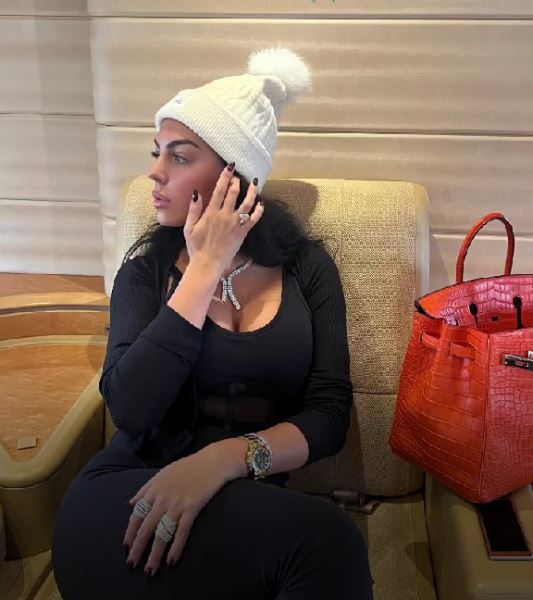 Девушка Криштиану Роналду выставила свои сочные прелести напоказ после ЧМ-2022. Фото