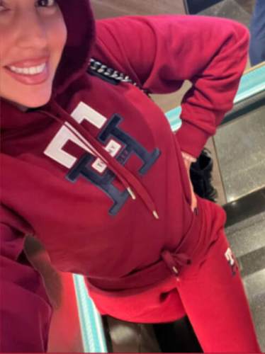 Девушка Роналду красиво выгнулась и показала свой бюст и бедра после ЧМ-2022. Фото