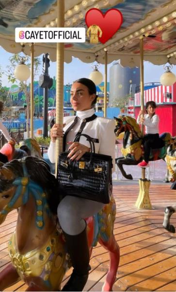 «Ну и шалунья». Девушка Роналду оседлала жеребца и ухватилась за толстый ствол после ЧМ-2022. Фото