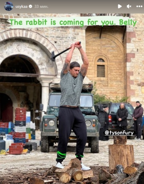 Александр Усик с топором угрожает Тайсону Фьюри. Фото