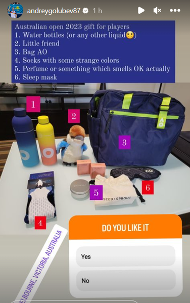 Казахстанский теннисист показал подарки от Australian Open-2023