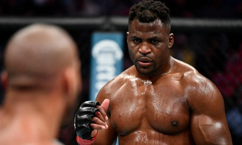 Экс-чемпион UFC назвал идеальных соперников для дебюта в профи-боксе