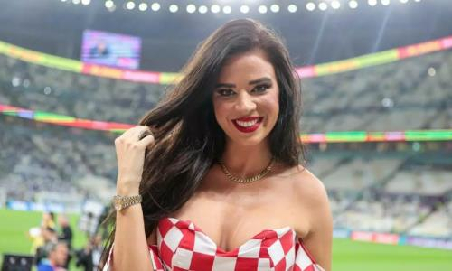 Самая сексуальная фанатка ЧМ-2022 засветила свою мокрую грудь. Видео