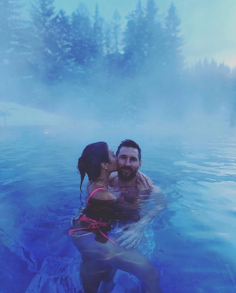 Лионель Месси прихватил жену за оголенное место после ЧМ-2022. Фото