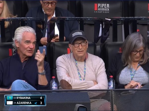 Билл Гейтс смотрит за Еленой Рыбакиной в полуфинале Australian Open-2023. Фото