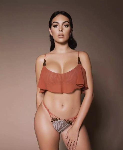 Избранница Роналду с трудом прикрыла свои прелести после ЧМ-2022. Фото