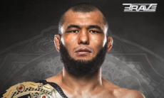 Обидчик казахстанского бойца завоевал чемпионский титул известного зарубежного промоушена. Видео