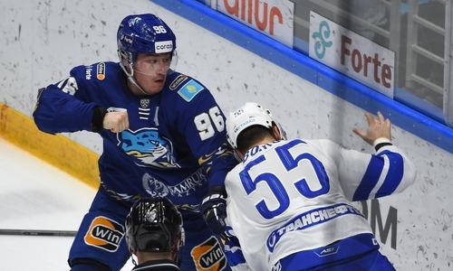 Казах из «Барыса» в драке «завершил» сезон российского хоккеиста. Видео