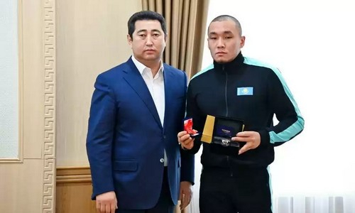 Казахстанскому паралыжнику вручили ключи от квартиры после победы на чемпионате мира