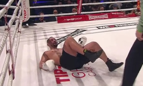 Нокаутом боксера из России закончился бой за титул WBC. Видео