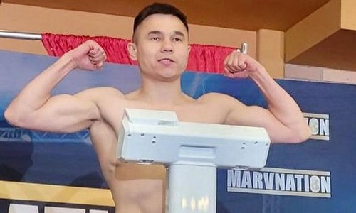 Казахстанский боксер вышел на бой в США под двумя флагами 
