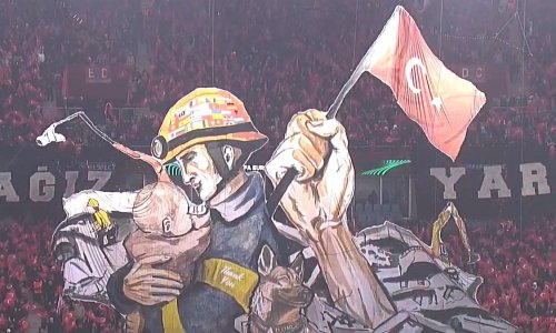 Турецкие фанаты поблагодарили спасателей Казахстана перед матчем Лиги Конференций. Фото