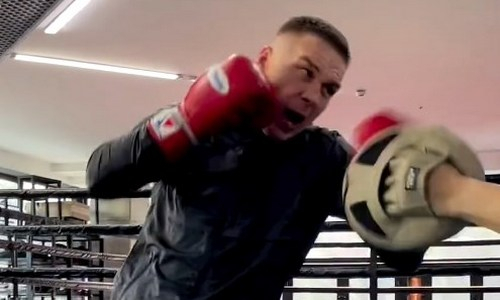 Казахстанский боксер показал видео с подготовки к бою против узбекистанца