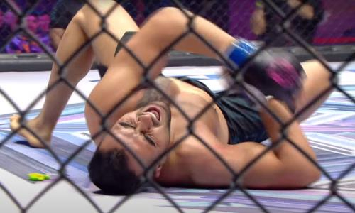 Непобежденный казахстанский чемпион «сломал» соперника в первом раунде. Видео