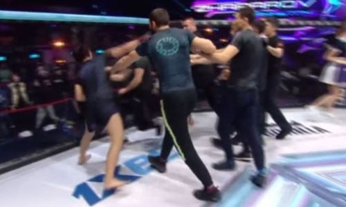 Файтеры из Казахстана и Узбекистана устроили драку после боя на турнире MMA. Видео