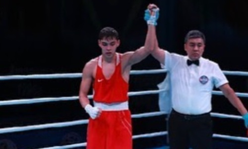 Казахстанский боксер нокаутировал четырехкратного чемпиона на старте малого ЧМ-2023