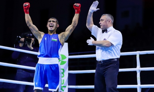 Желавший выступать за Казахстан узбекистанский боксер начал малый ЧМ-2023 разгромом с тремя нокдаунами. Видео