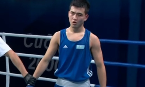 Казахстан в бою с нокдауном понес первую потерю на малом чемпионате мира по боксу