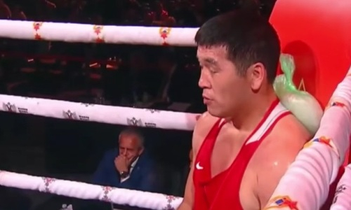 Дисквалификацией во время боя закончился для казахстанского боксера малый чемпионат мира