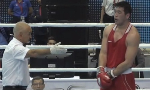Видео полного боя с дисквалификацией казахстанского боксера на малом чемпионате мира
