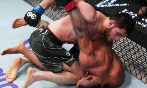 Таджикский «Двойник Хабиба» был наказан за скандальную выходку в дебютном бою в UFC. Видео