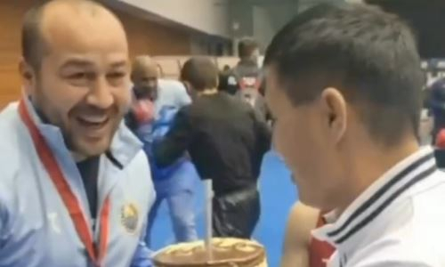 Наставник сборной Узбекистана по боксу получил неожиданный подарок от Казахстана и эмоционально отреагировал. Видео
