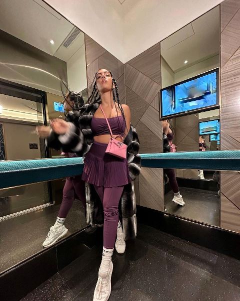 Девушка Криштиану Роналду оголила свой бюст прямо в лифте после ЧМ-2022. Фото