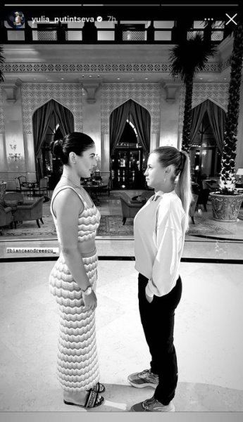 Юлия Путинцева провела дуэль взглядов со своей соперницей перед матчем в Абу-Даби. Фото