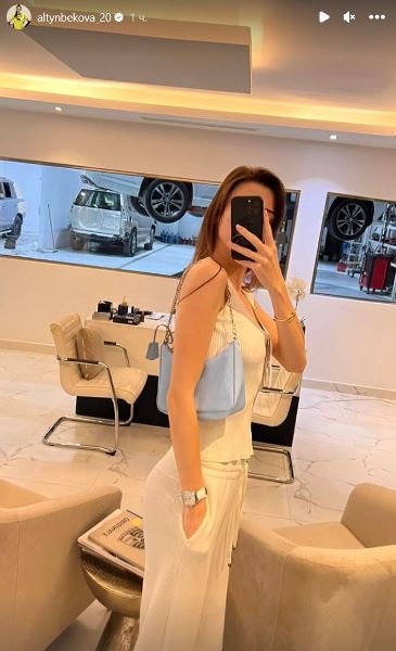 Сабина Алтынбекова впечатлила своей осиной талией в изящном образе. Фото