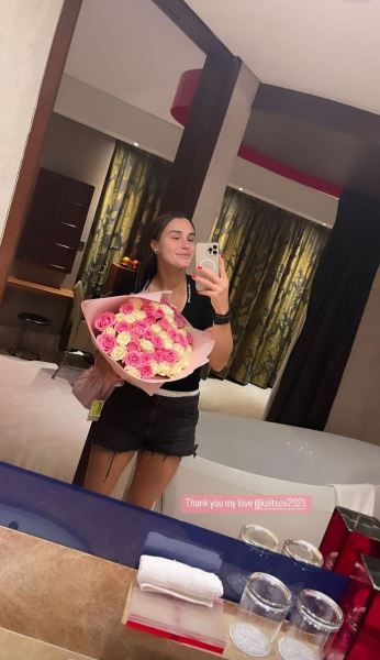 Обидчица Елены Рыбакиной на Australian Open-2023 выложила милые фото с бойфрендом и букетом