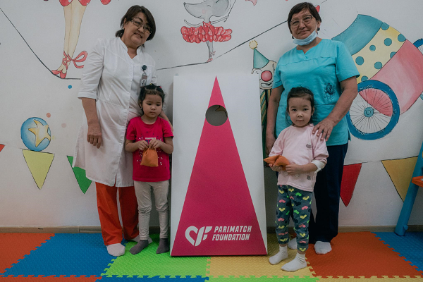 Спортивный досуг: Parimatch Foundation дарит корнхолы детским учреждениям