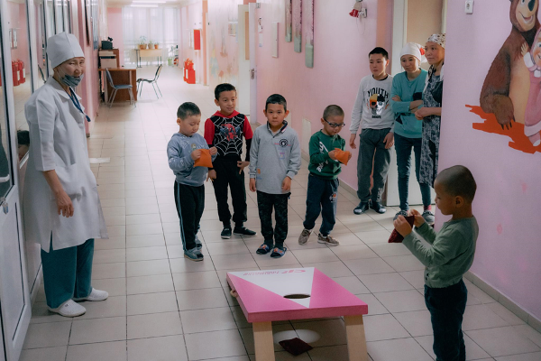 Спортивный досуг: Parimatch Foundation дарит корнхолы детским учреждениям