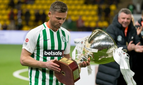 Матч клуба казахстанского тренера за трофей в Европе обернулся скандалом. Видео