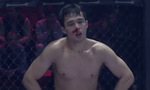 Жестоким избиением завершился бой казахстанского промоушна. Видео