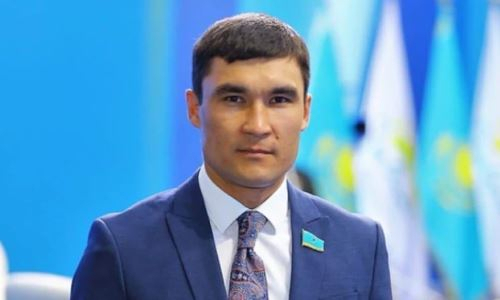 Серик Сапиев назвал двух лучших профессиональных боксеров в истории Казахстана