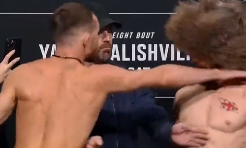 Петр Ян ударил соперника в ответ на оскорбление во время дуэли взглядов. Видео