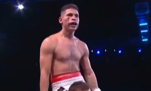 Боксер дважды уронил соперника и забрал два титула. Видео