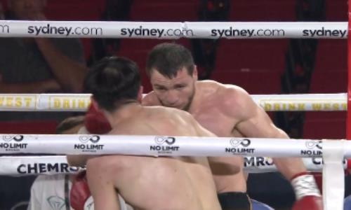 Обидчик чемпиона мира из Казахстана нокаутировал и лишил соперника зуба. Видео