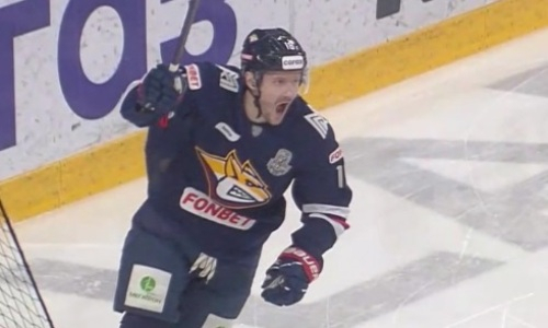 Хет-трик игрока сборной Казахстана помог его команде сравнять счет в серии плей-офф КХЛ. Видео