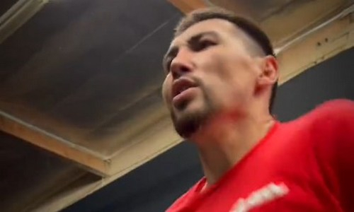 Жанибек Алимханулы опубликовал видео тяжелой работы перед возвращением на ринг