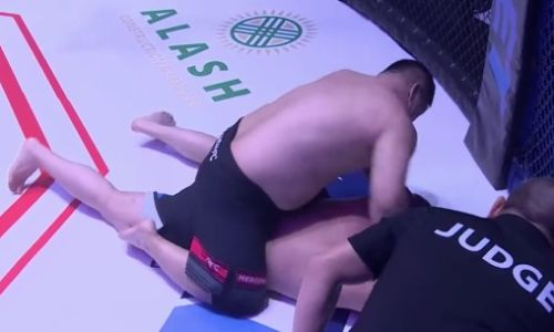 Тяжеловес из Казахстана оформил нокаут за полторы минуты. Видео