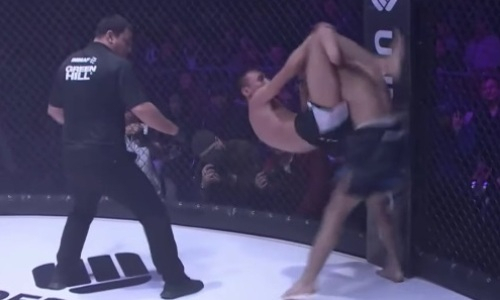 Казахстанский боец «задушил» непобежденного узбекистанца. Видео