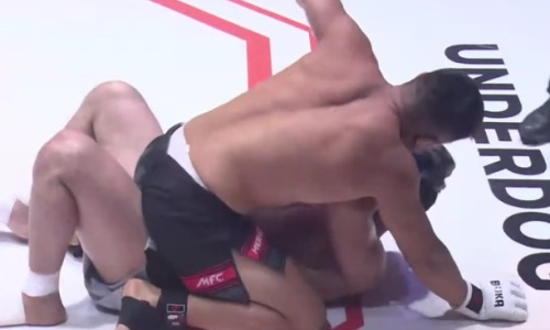 Видео боя Куата Хамитова против узбекистанца с ярким финишем